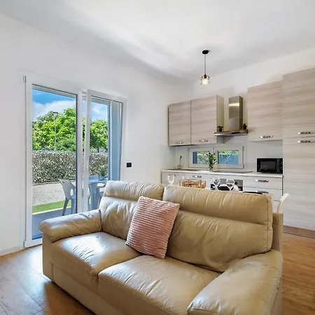 Nyaraló Lilia Arona